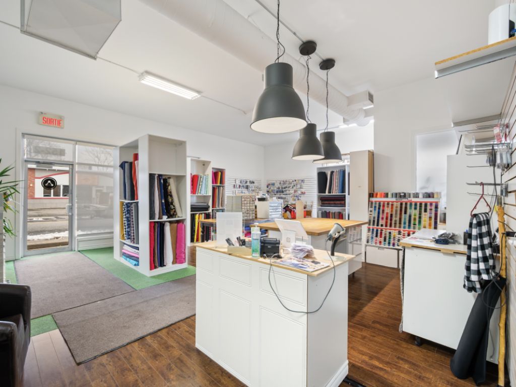 Corner retail unit for rent