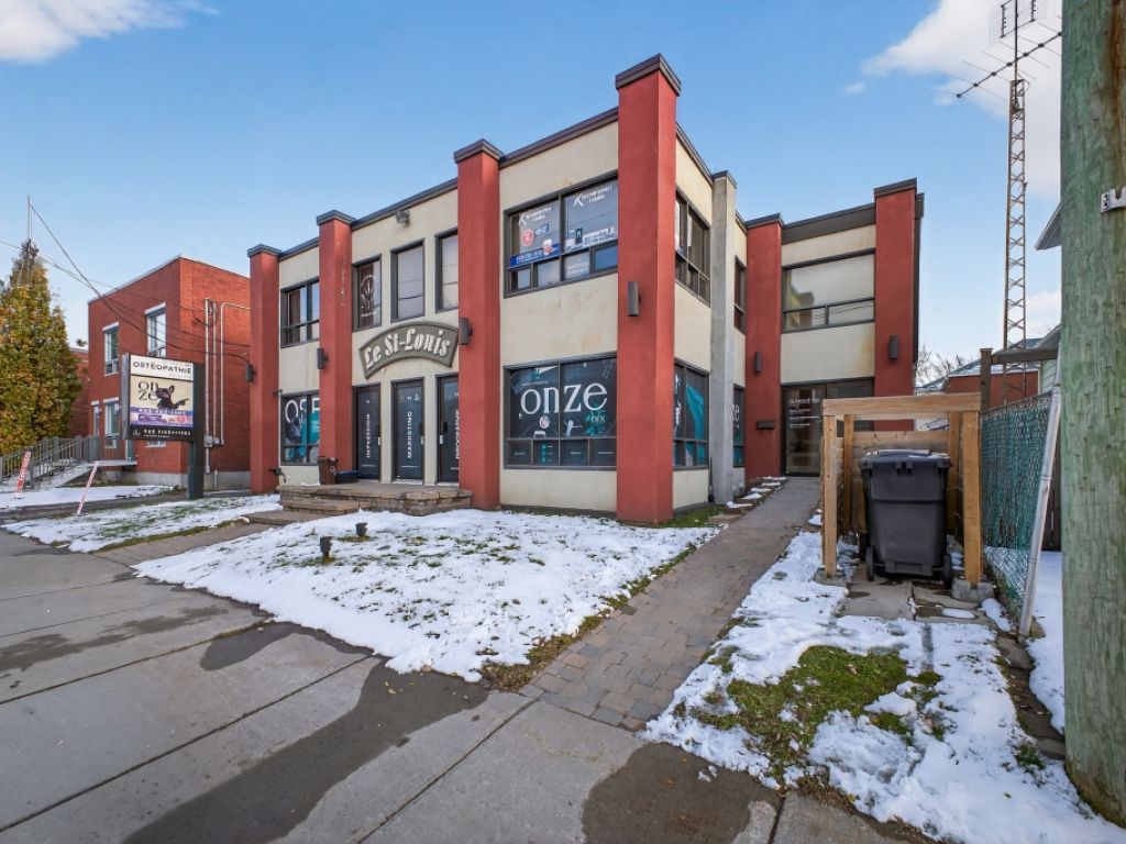 Commercial building and offices for sale