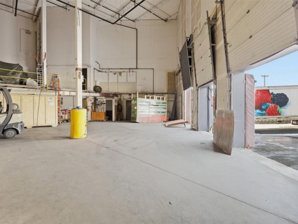 Industrial condo for lease or sale � 36,920 sq.ft. � Boisbriand