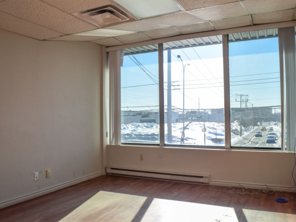 Office space for rent facing Mail Champlain