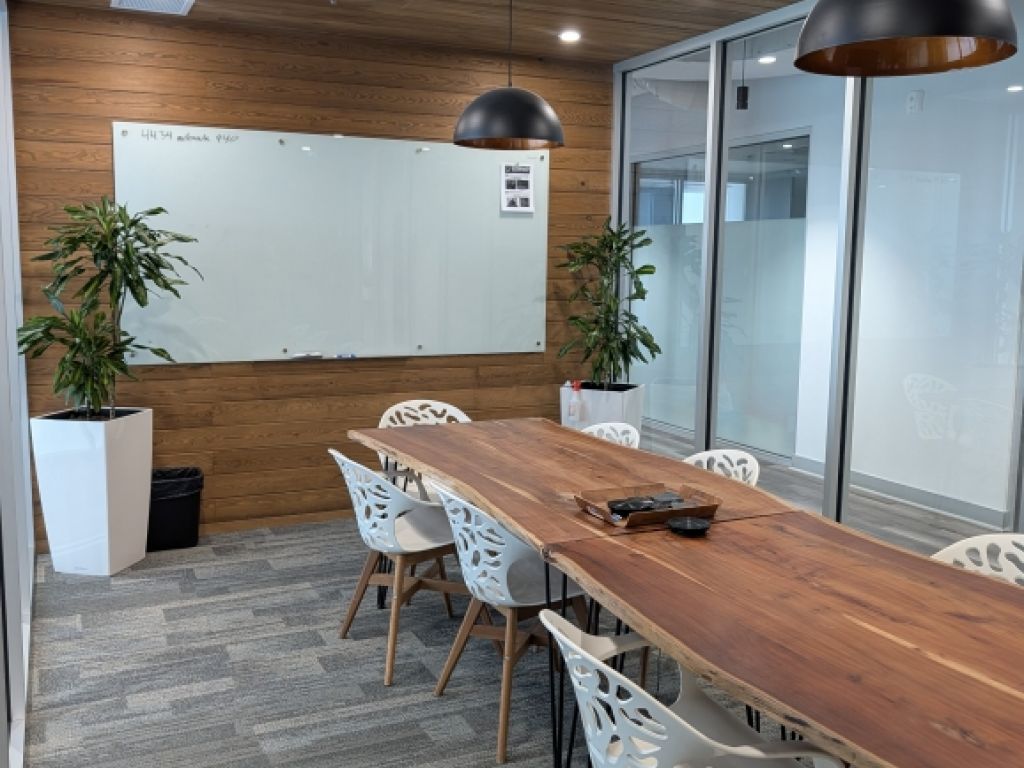 Rental of private offices and workstations - Laval - Direct access to A-440