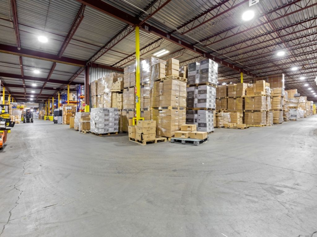 Industrial & commercial space for rent  accessible and flexible in the heart of Montrgie