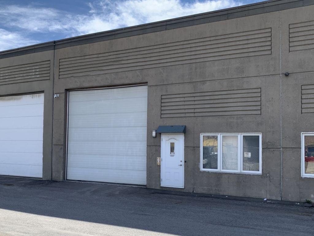 Industrial space for rent _ 1600 sq.ft. + 400 sq. ft. Mezzanine