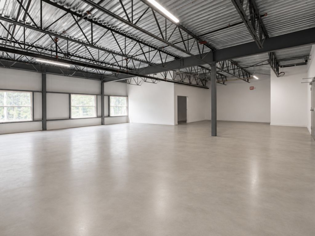 Industrial Space for Rent of 22 560 sq. ft. | | Laval