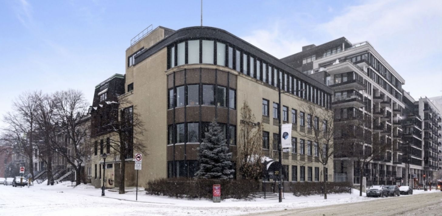 Modern offices for rent with conference rooms, kitchen and parking - For Rent