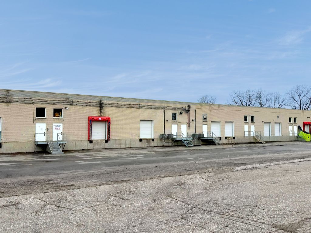 Espace industriel bien situ� avec 7 quais de chargement 