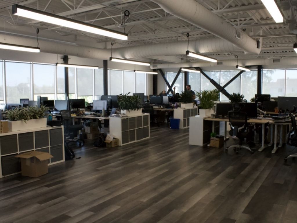 Rental of private offices and workstations - Laval - Direct access to A-440