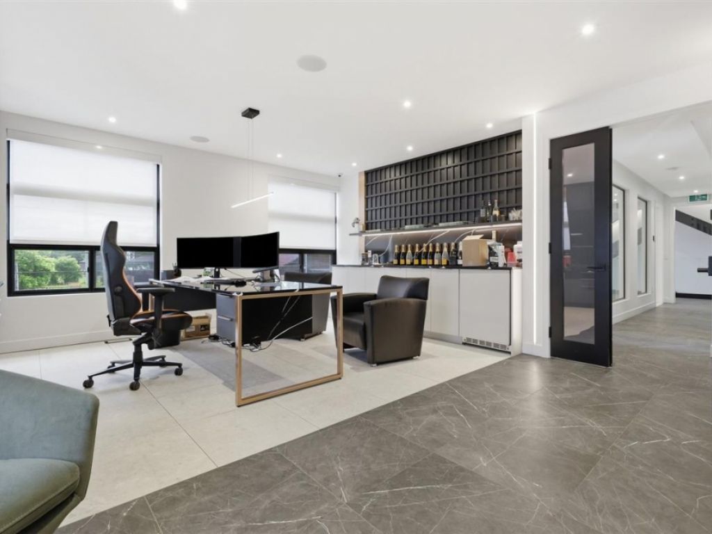 B�tisse commerciale/Bureau � vendre