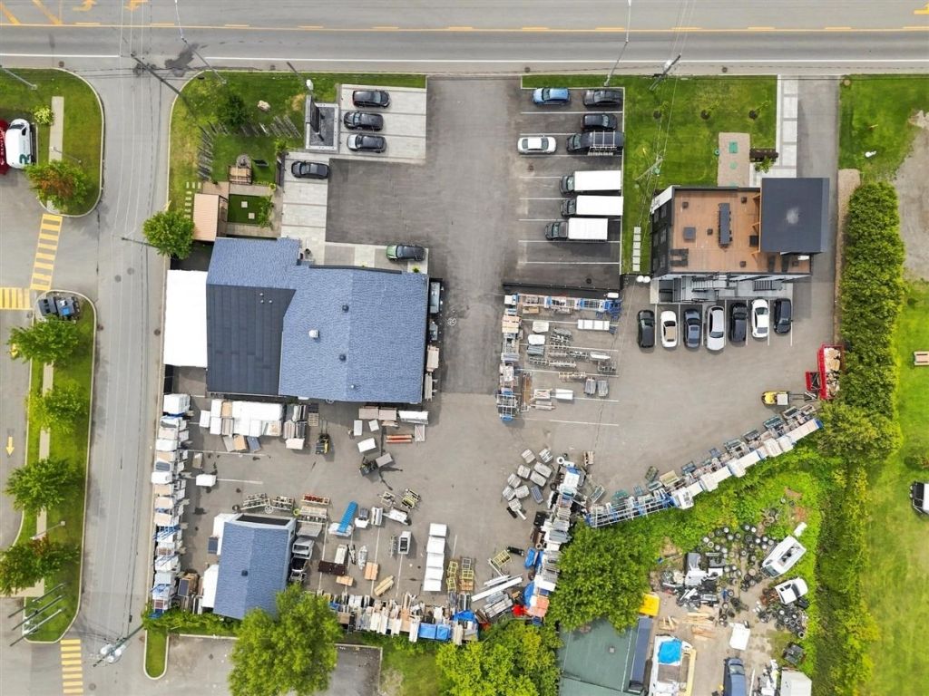 Commercial/office building for sale