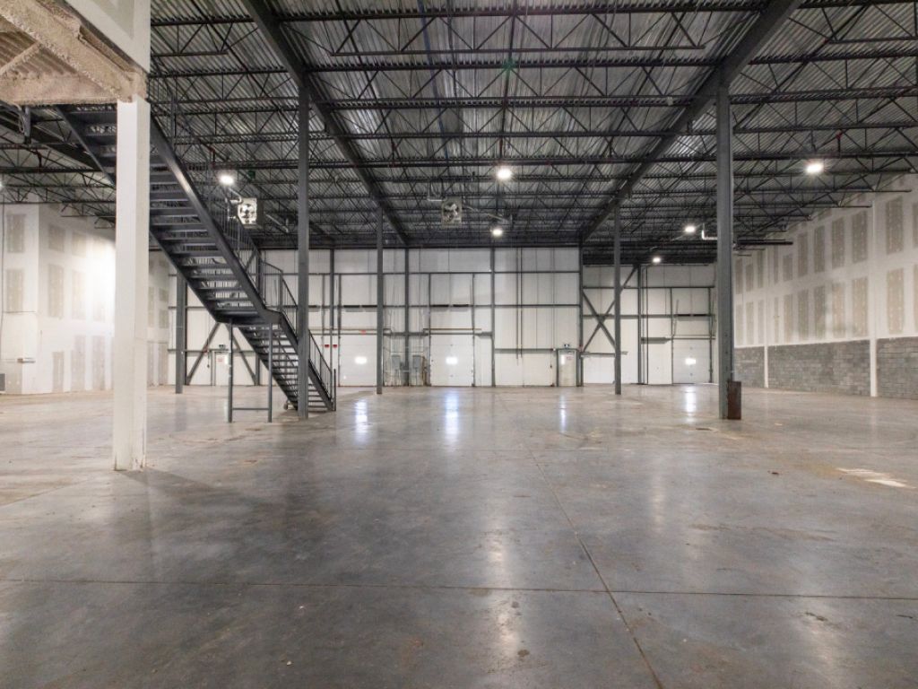 Local industriel � louer de 22 560 PI� | Laval