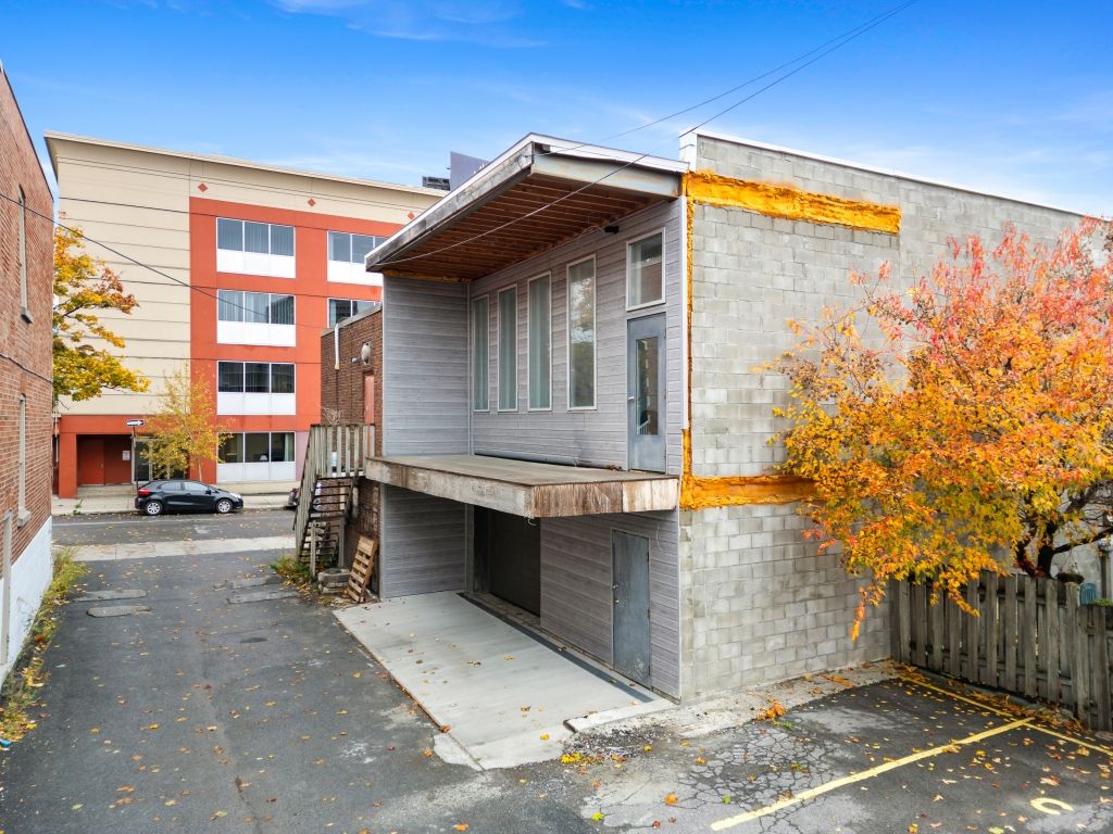 Local commercial avec garage - Emplacement stratgique - Occupation rapide