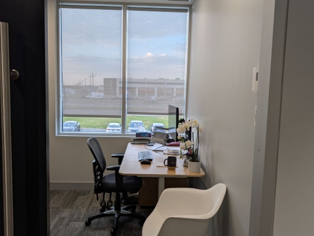Rental of private offices and workstations - Laval - Direct access to A-440