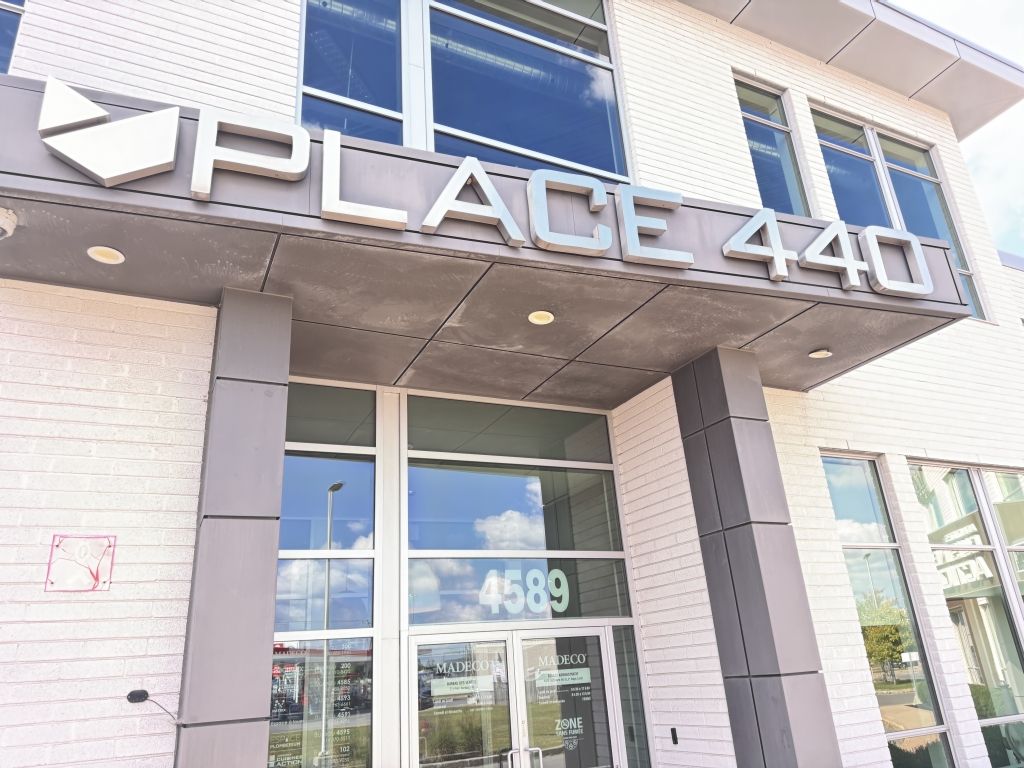 📍 Commercial Condo for Rent  1st Floor  Prime Laval Location (Hwy 440)
