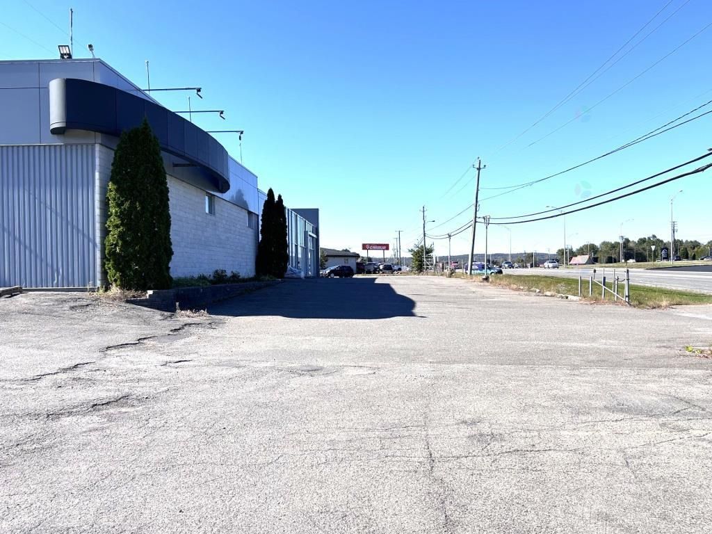 Building on Cur�-Labelle blvd. in St-J�r�me � EXCEPTIONAL VISIBILITY