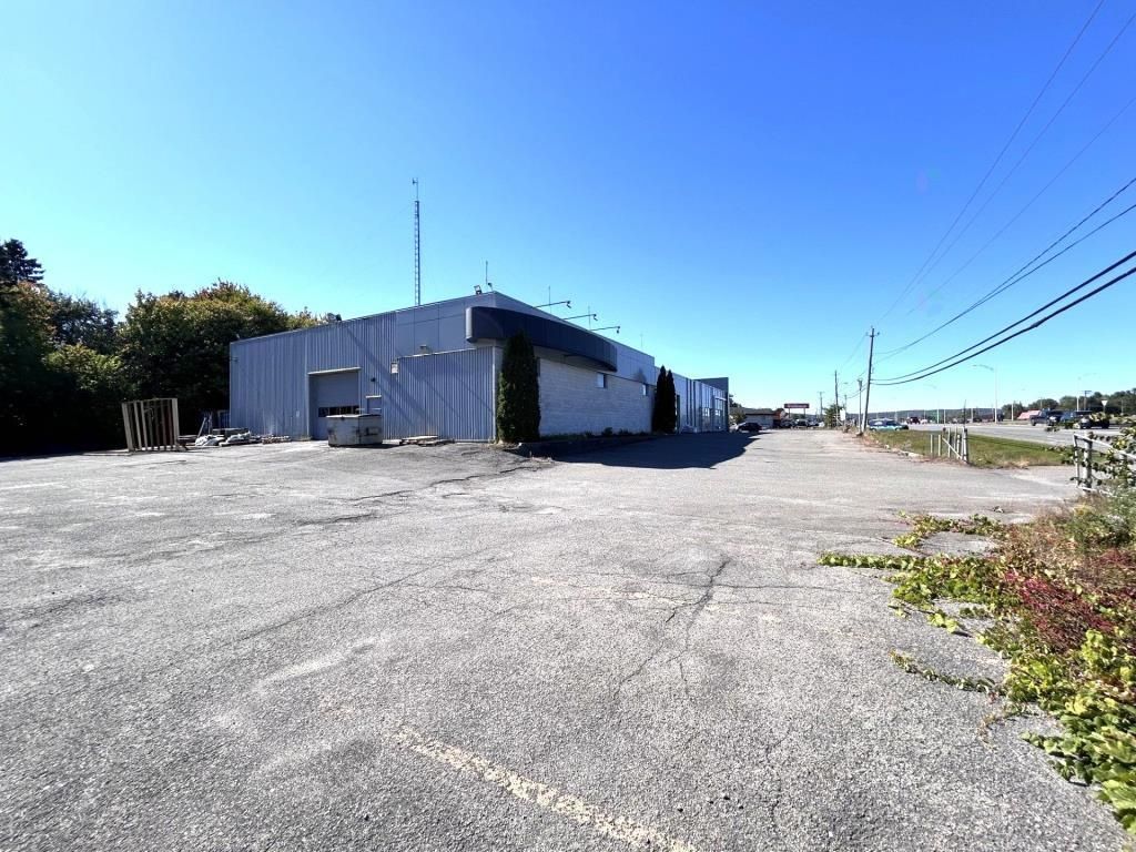 Building on Cur�-Labelle blvd. in St-J�r�me � EXCEPTIONAL VISIBILITY