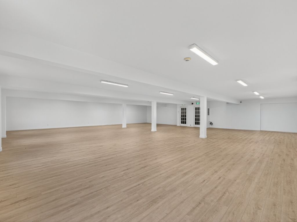 Commercial building and offices for sale