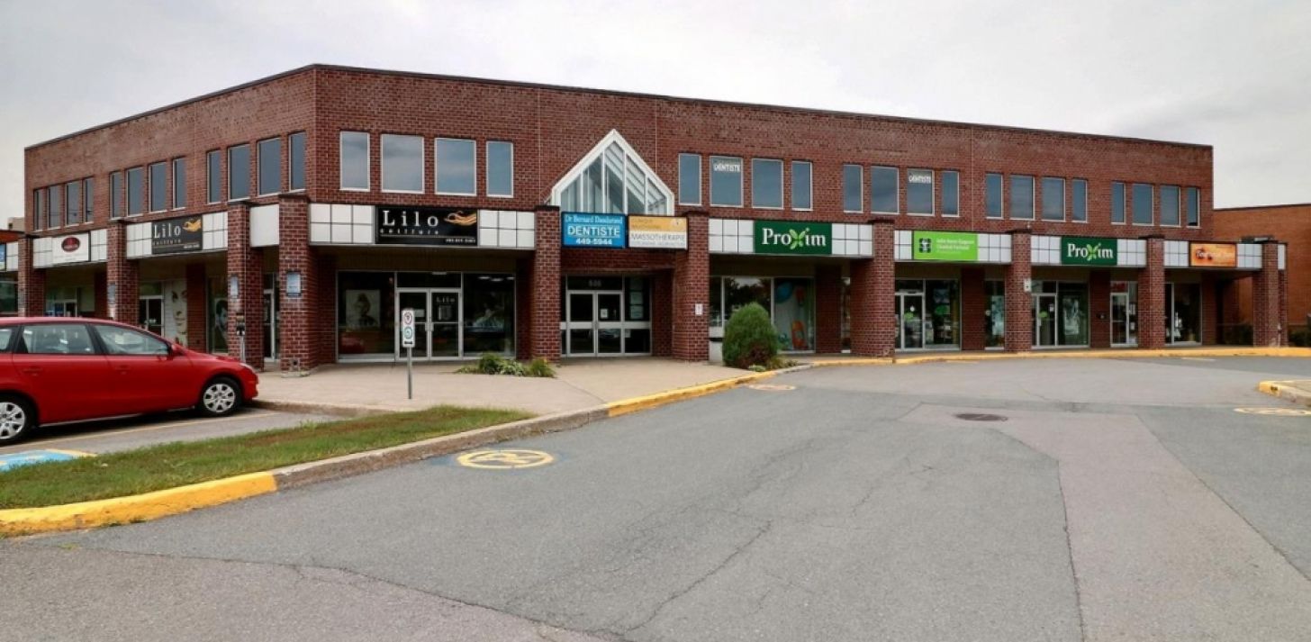 1255 space GF in a popular shopping center in Boucherville - For Rent