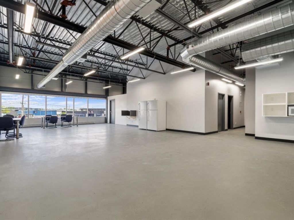 Espace industriel � louer - 1320-1324 Av. de la Gare