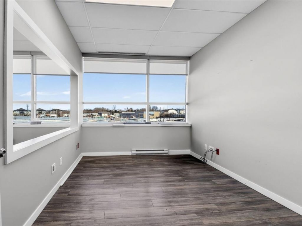 Espace bureau 1 548 pi� � Boisbriand (Ch. de la C�te Nord)