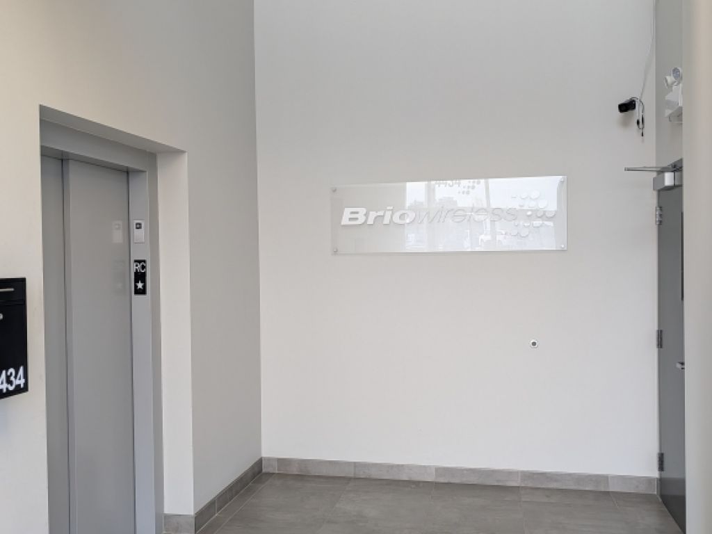 Rental of private offices and workstations - Laval - Direct access to A-440