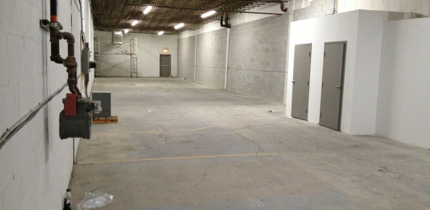 3,800 foot Warehouse with garage door - For Rent