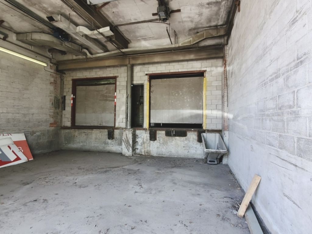 Entrept/salle de montre avec quai de chargement