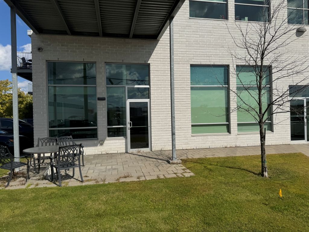📍 Commercial Condo for Rent  1st Floor  Prime Laval Location (Hwy 440)