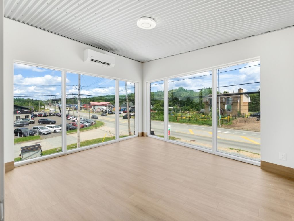 Prime Commercial Location - 3191 King E., Sherbrooke