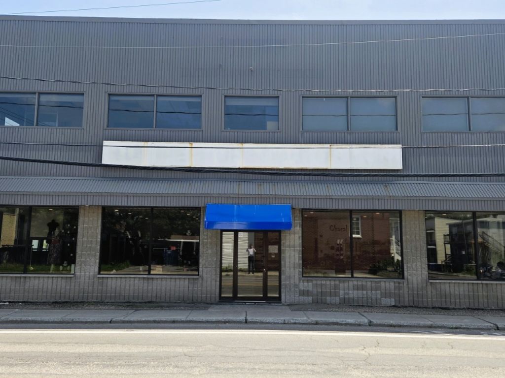 Espace commercial secteur Vanier  prs de Soumande