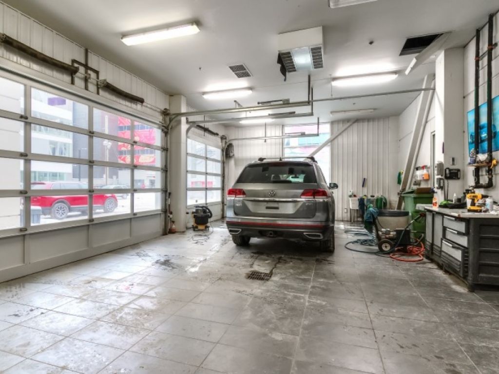 Retail space Griffintown-dealership
