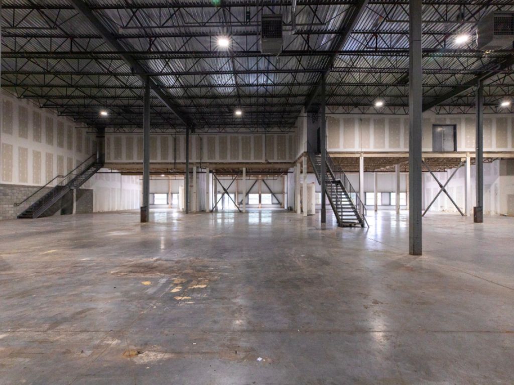 Local industriel � louer de 22 560 PI� | Laval