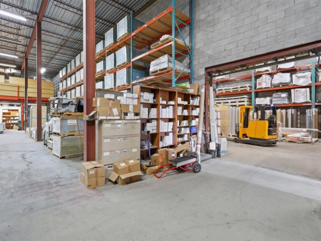 B�tisse industrielle � 8905 Boul. Henri-Bourassa O., Montr�al (Saint-Laurent)