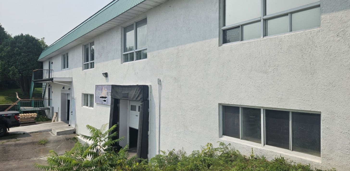 LOCAL INDUSTRIEL NEUVILLE - À louer