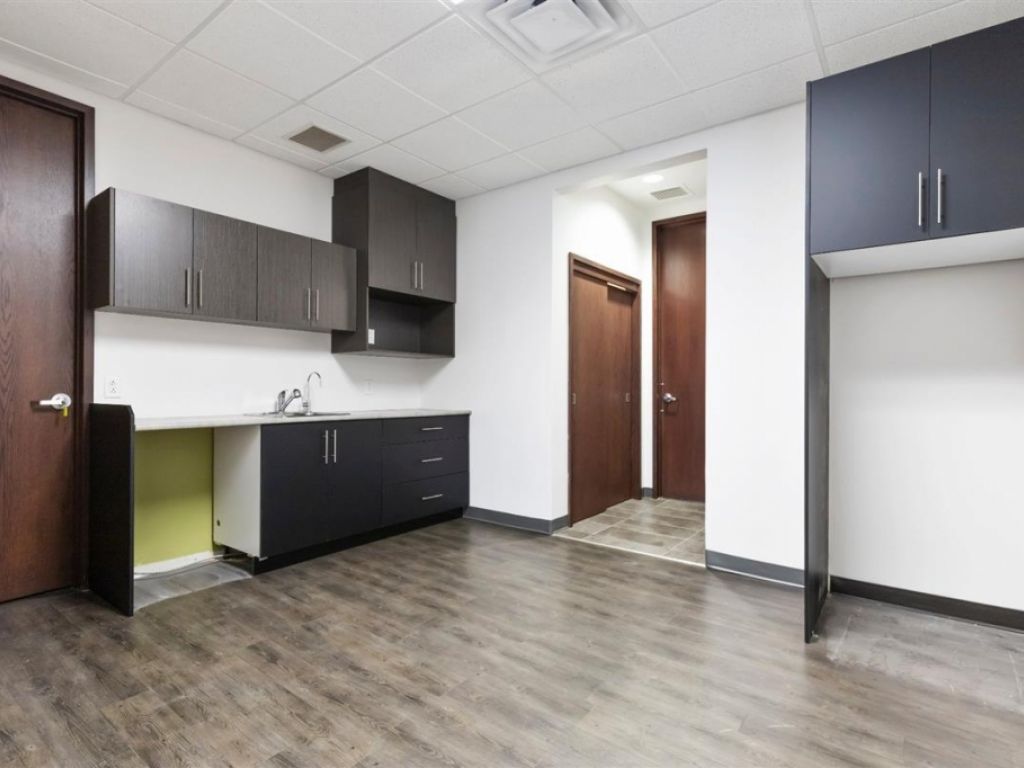 Office space for lease - 20865 Ch. de la C�te N., local 200A