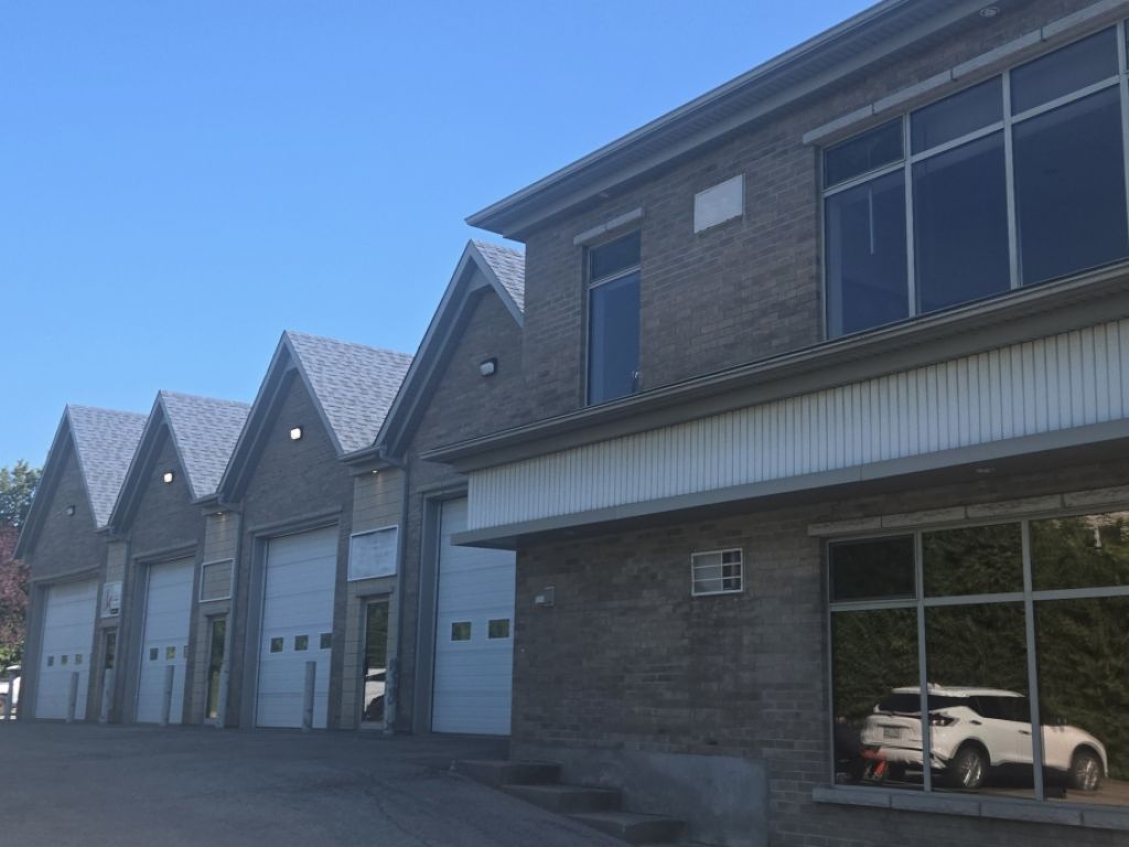 COMMERCIAL SPACE FOR RENT WITH GARAGE DOOR
