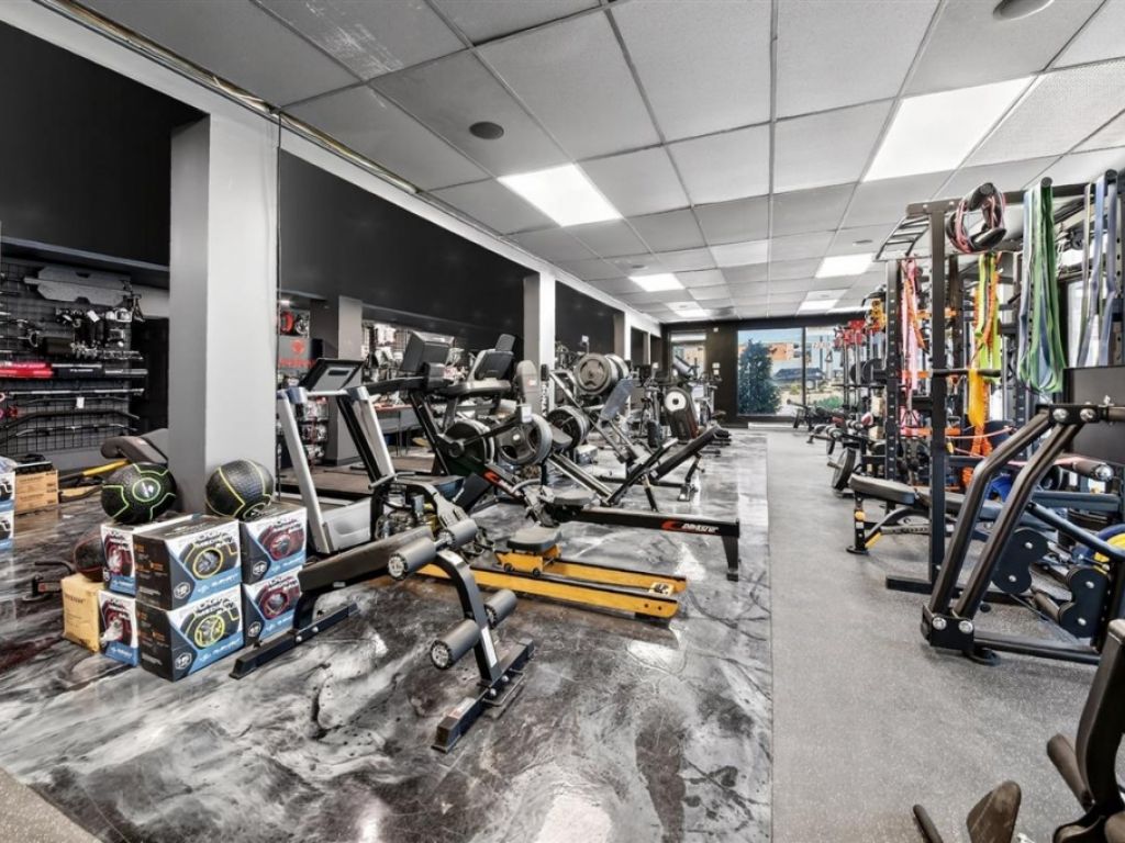 Commercial/office building for sale