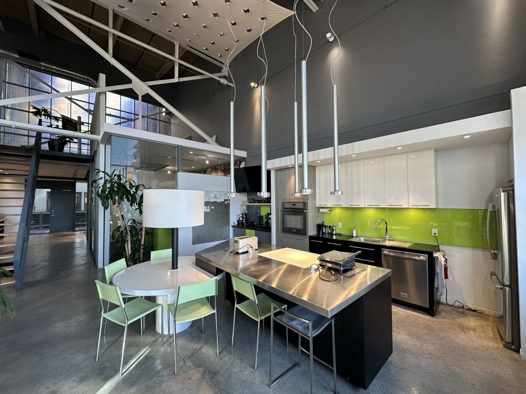 Technopôle Angus      2522 square feet