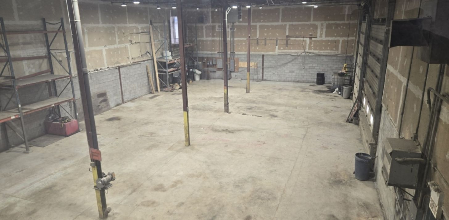 Terrain/Garage/Bureau industriel - À louer