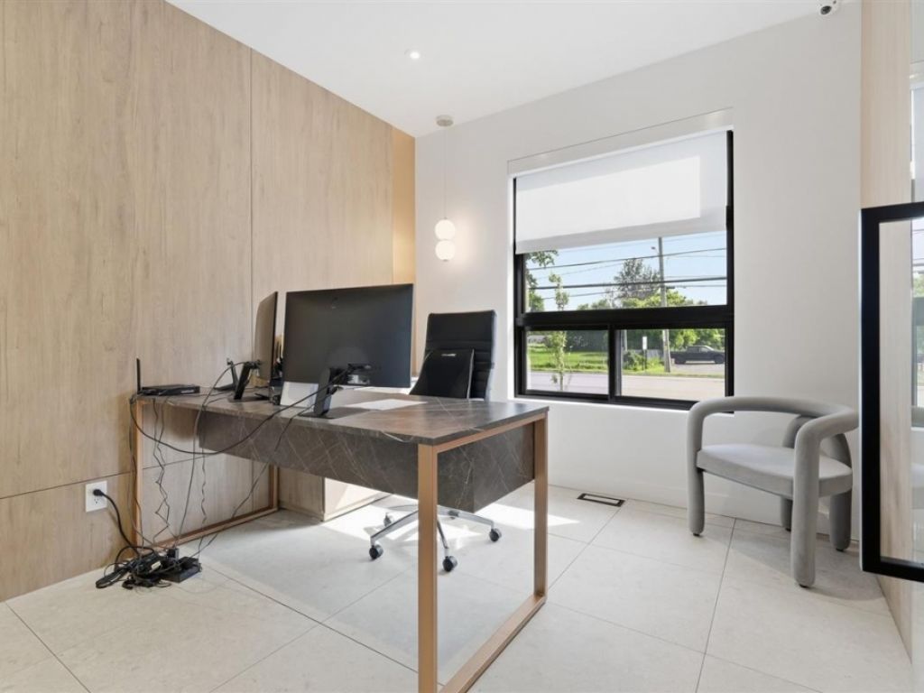 B�tisse commerciale/Bureau � vendre