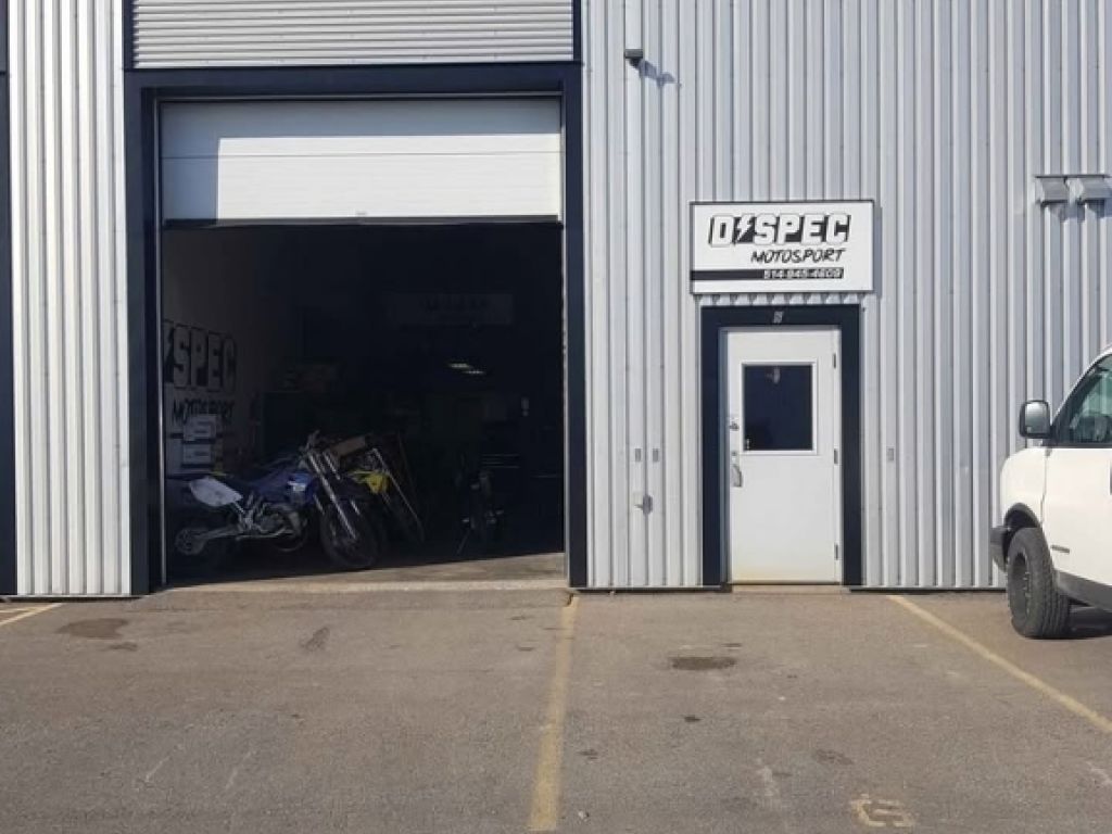 Turnkey Industrial Space – 1,800 sq ft + Mezzanine, 14′ Garage Door, Compressor & Racking Included (Varennes)