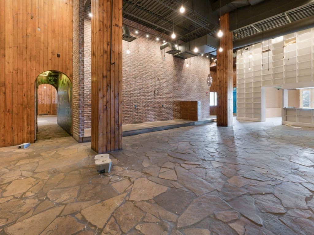 Commercial space 2,398 or 3,497 sq. ft. for rent Boucherville