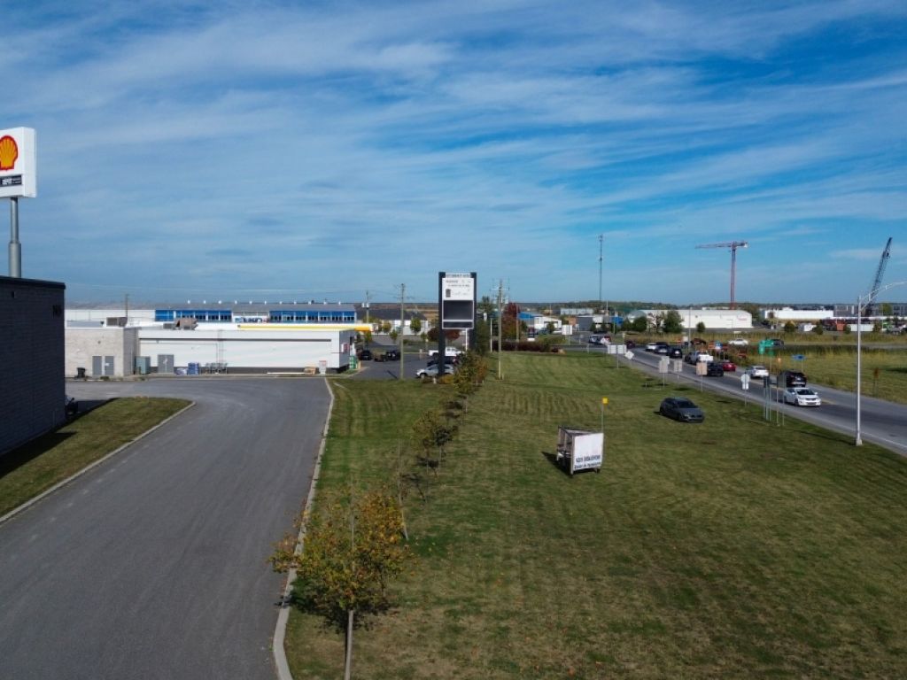 Commercial / Industrial Space for Lease 6000, 9000 et 15000 Sc.ft� Prime Location Along Highway 20