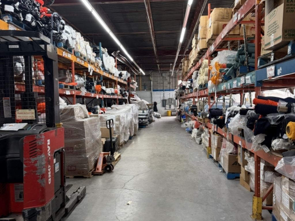 Well-located industrial space with 7 loading docks 