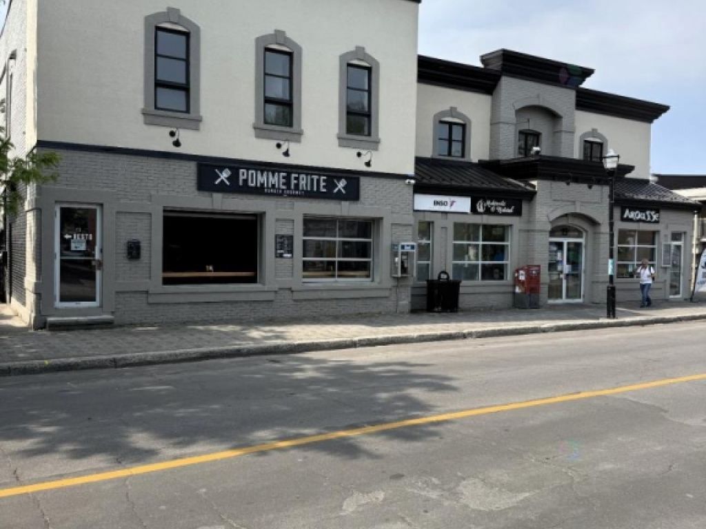 Bureau commercial situ� au 13 rue Blainville Ouest, Sainte-Th�r�se