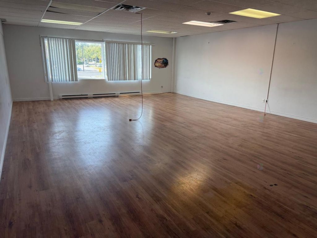 Bureau 577$/mois* dans centre d'achat achaland� de Montr�al