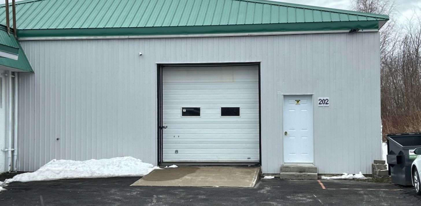 LOCAL INDUSTRIEL LÉGER PORTNEUV - For Rent