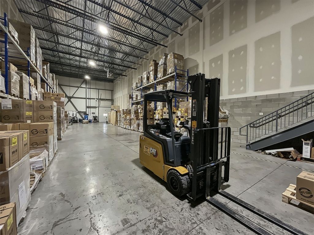 Industriel space for Rent Laval - 6 985 FT2