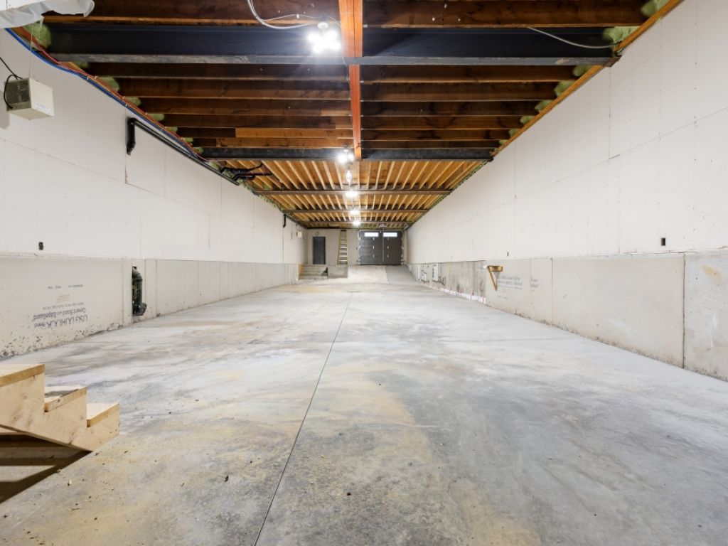 Local commercial avec garage - Emplacement stratgique - Occupation rapide