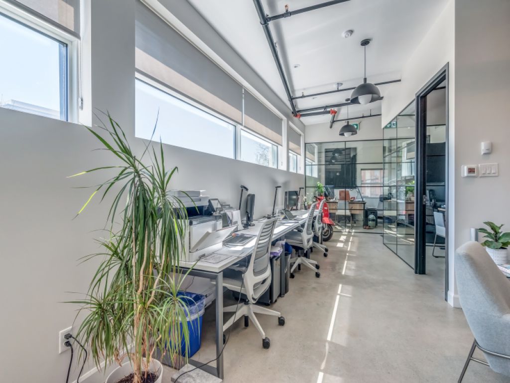 Espaces bureaux et industriels  louer-District Beaumont-6833 De L'pe