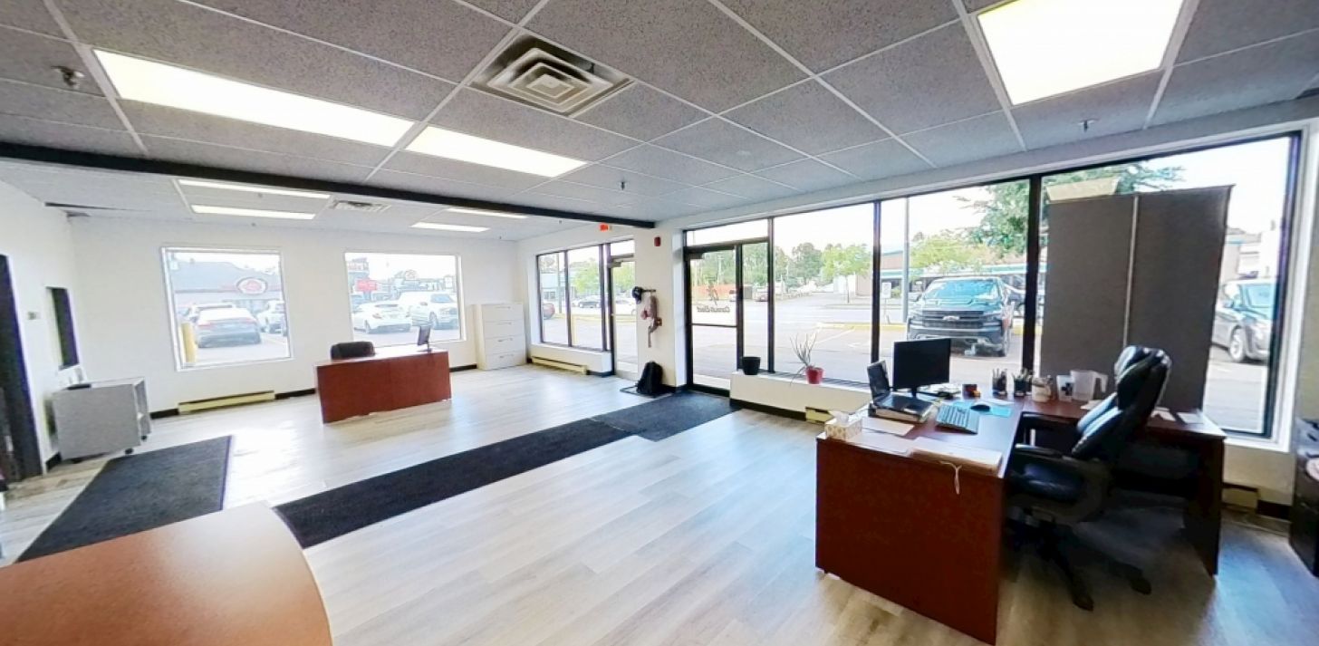 LOCAL COMMERCIAL AVEC PORTE AU SOL - BOUL. WILFRID-HAMEL - For Rent